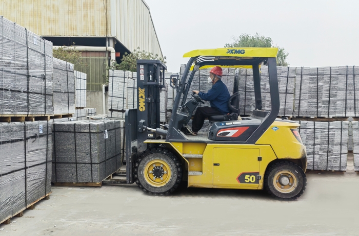 有“石”力！XINGKONG SPORT孔雀电动叉车强势入驻石材厂