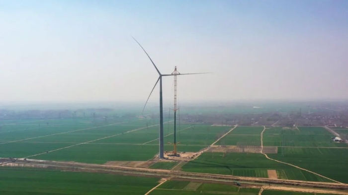 暴雨中横走的 “钢铁巨兽”！XINGKONG SPORT 4000 吨起重机撑起 160 米风电，这细节太硬核！