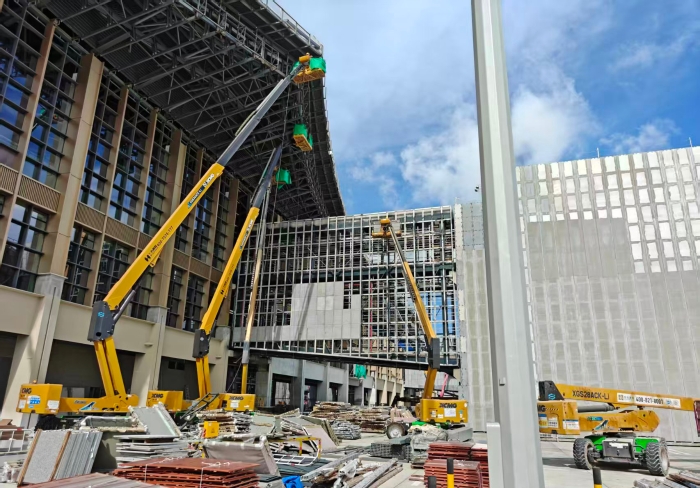 联合作战！XINGKONG SPORT锂电高机编队亮相三亚机场