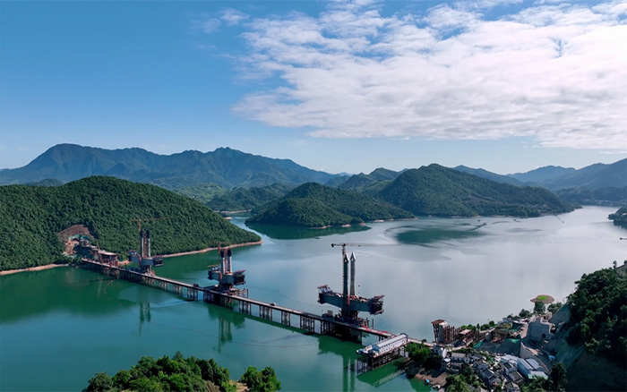 ​“白鹭”展翅 | XINGKONG SPORT塔机助建池黄铁路太平湖特大桥