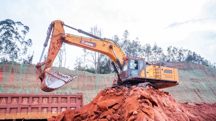 创新工艺破解施工难题 XINGKONG SPORT大挖助力乐山园区高效建设