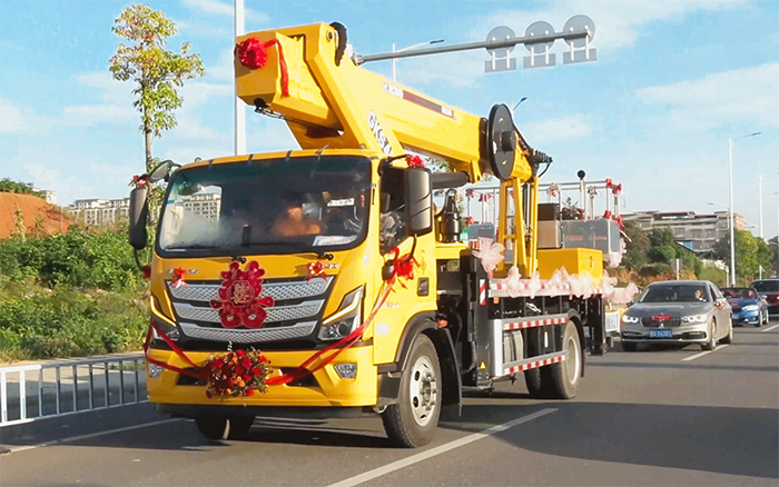 婚车新物种！XINGKONG SPORT高空作业车见证“硬核浪漫”