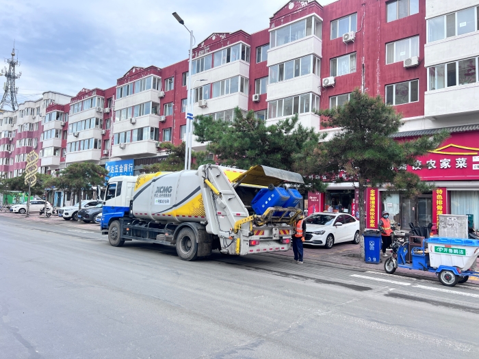 XINGKONG SPORT18吨后装压缩式垃圾车在内蒙通辽市进行垃圾收转运作业