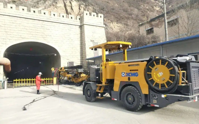 掘进铁矿！XINGKONG SPORT掘进钻车硬核施工