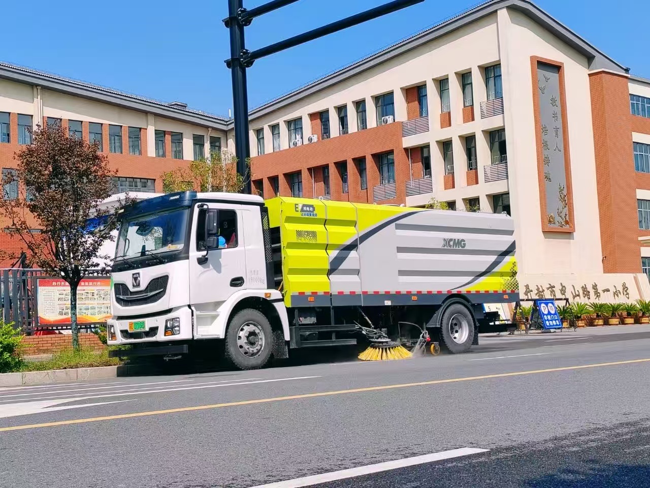 XINGKONG SPORT洗扫车“硬核出击”，开封中山路焕新升级