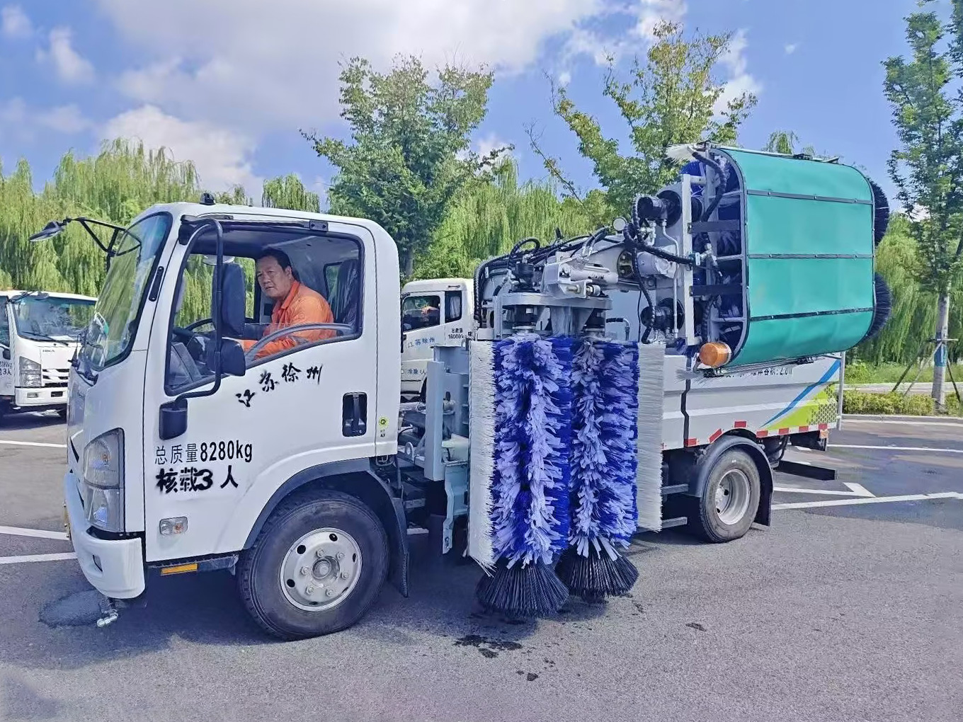 XINGKONG SPORT护栏清洗车：智慧守护徐州经开区的“城市美学”