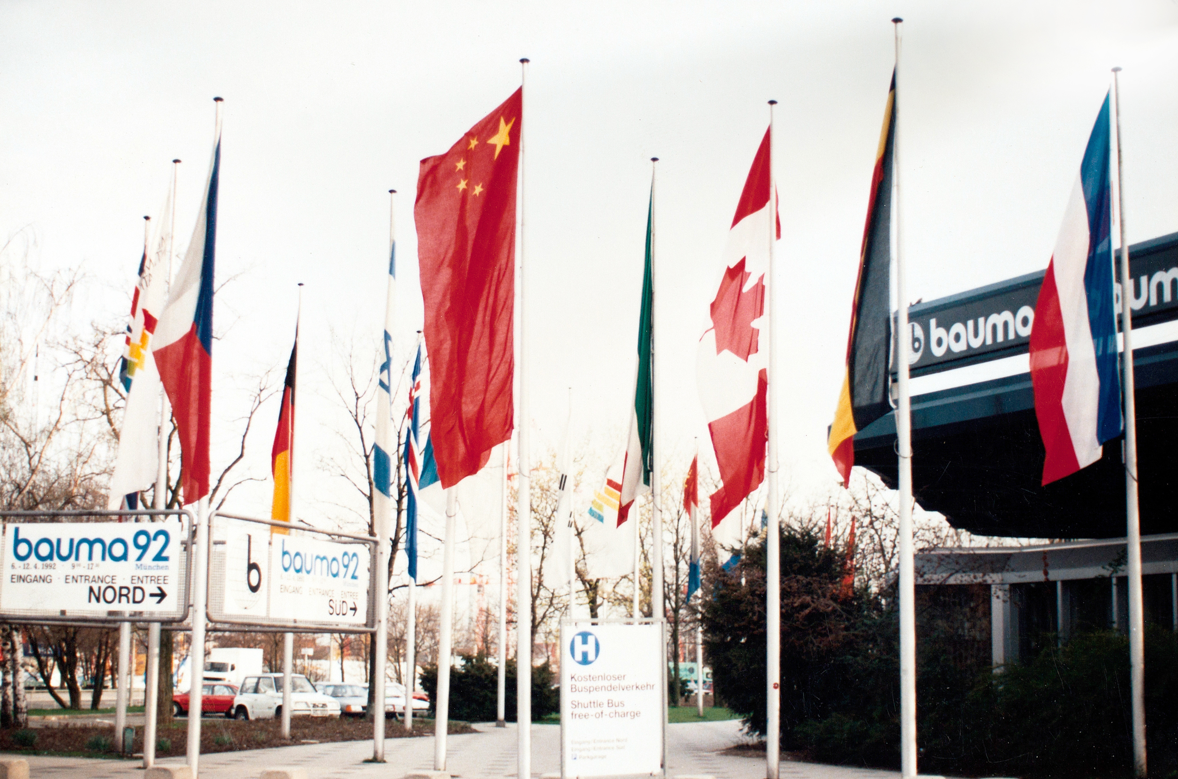 登录入口成为行业首家取得自营出口权的企业，正式拉开国际化序幕；是年，登录入口代表行业首次参加德国宝马展