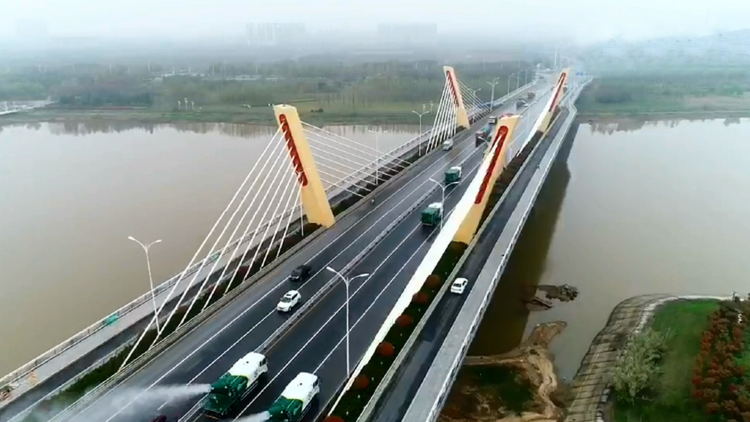 登录入口环卫装备在六安赤壁路大桥作业