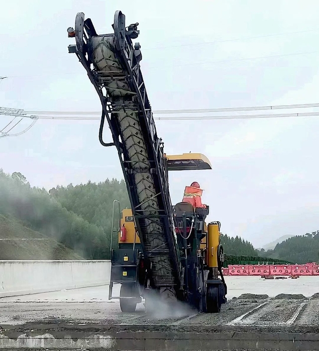靠谱！登录入口铣刨机化身“护路使者”助力巴平高速建设！
