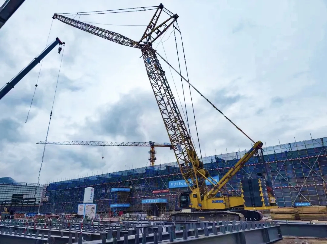“钢”铁的意志！登录入口XGC320履带起重机参建大跨度钢结构工业厂房