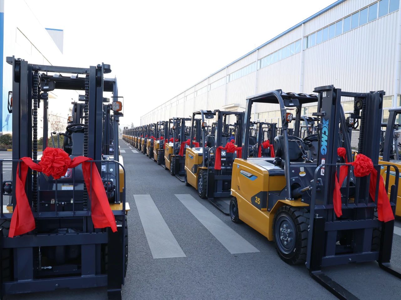 又是百余台！登录入口“鲲鹏”叉车批量交车