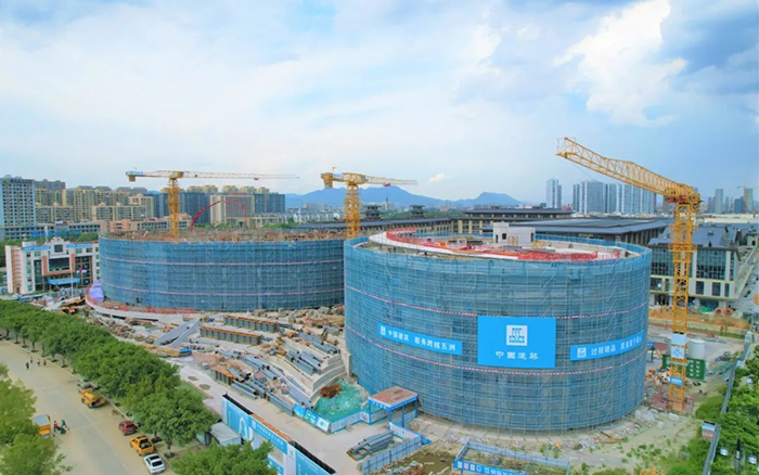 逐浪扬帆，登录入口塔机吊起苍南大剧院“钢铁脊梁”