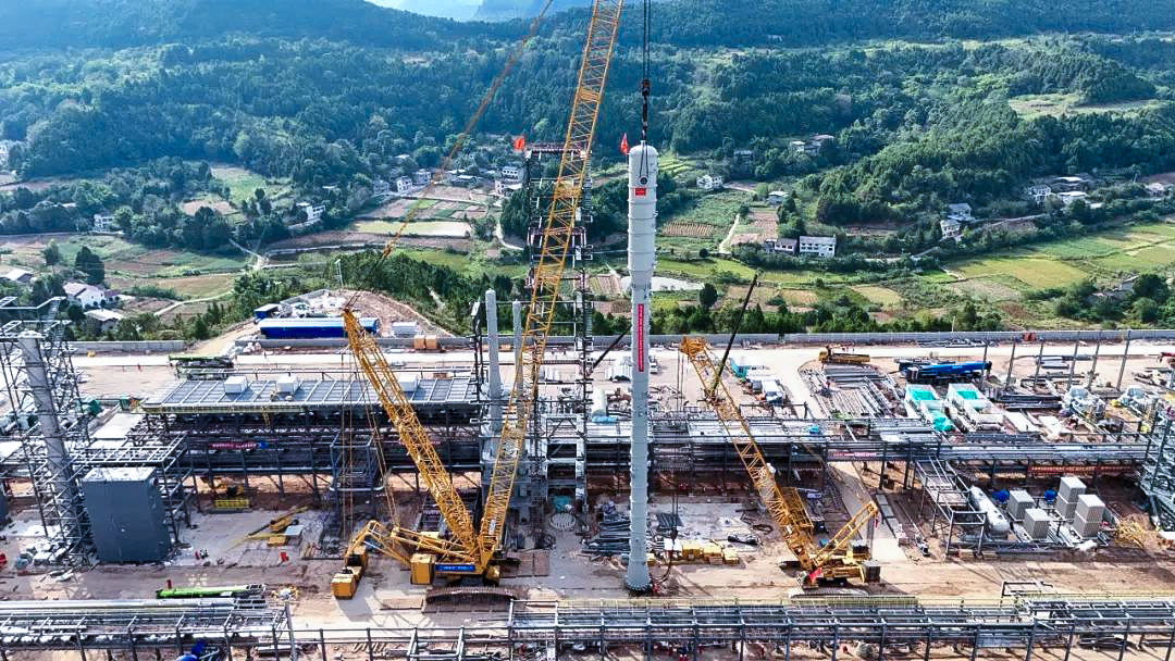 一次性成功！登录入口履带兄弟助力大型油气田最长整体塔类吊装