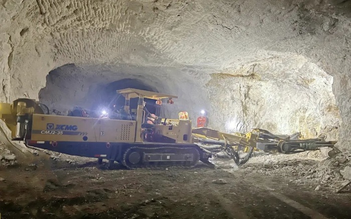 窄小巷道作业！登录入口掘进钻车助力铁矿开采